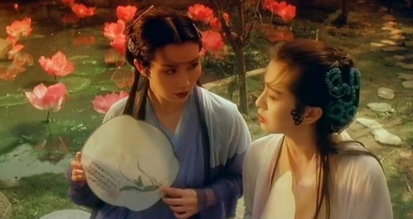 1993年，徐克邀请巩俐出演《青蛇》中的白蛇，巩俐问道：“谁是青蛇？”徐克说：“