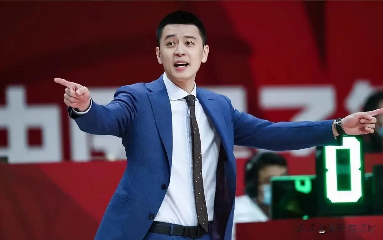 还有拱火的？昨晚辽宁男篮主教练杨鸣因为激烈质疑裁判被驱逐后，他本人今天凌晨在个人