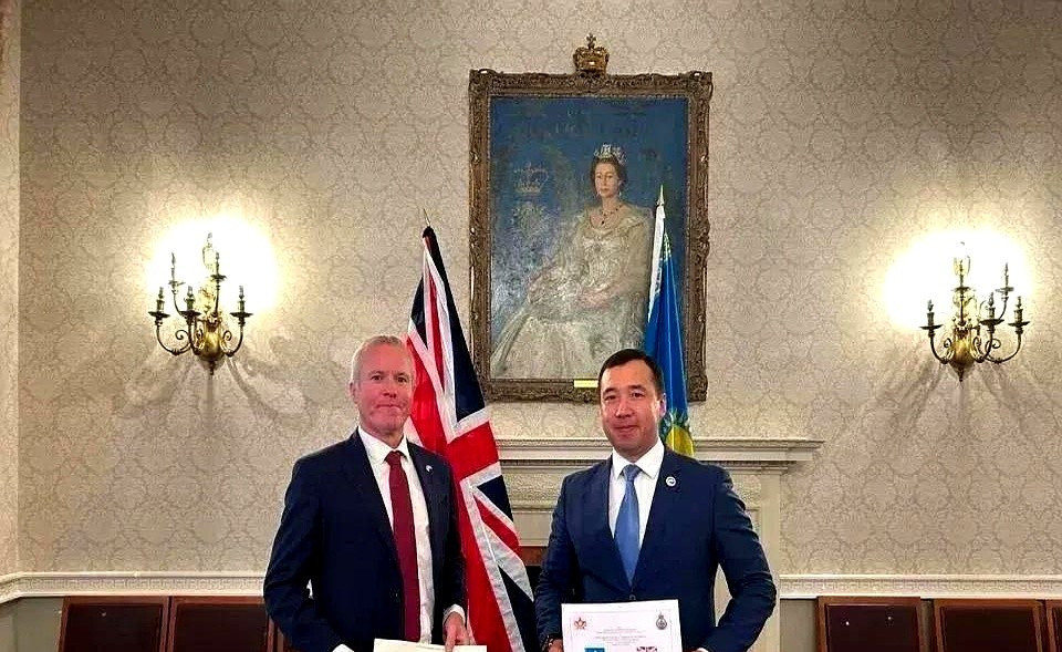 哈萨克斯坦一边倒向英国真是让人大跌眼镜！哈萨克斯坦总统托