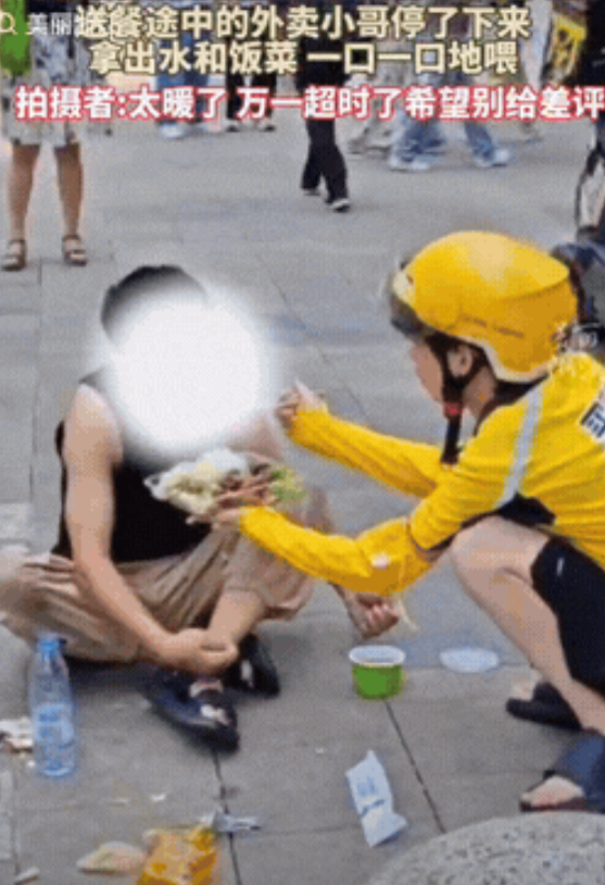 8月10日，重庆，一名幼儿园老师正在店内喝咖啡，听到外面一阵喧嚷声。她跑出去一看