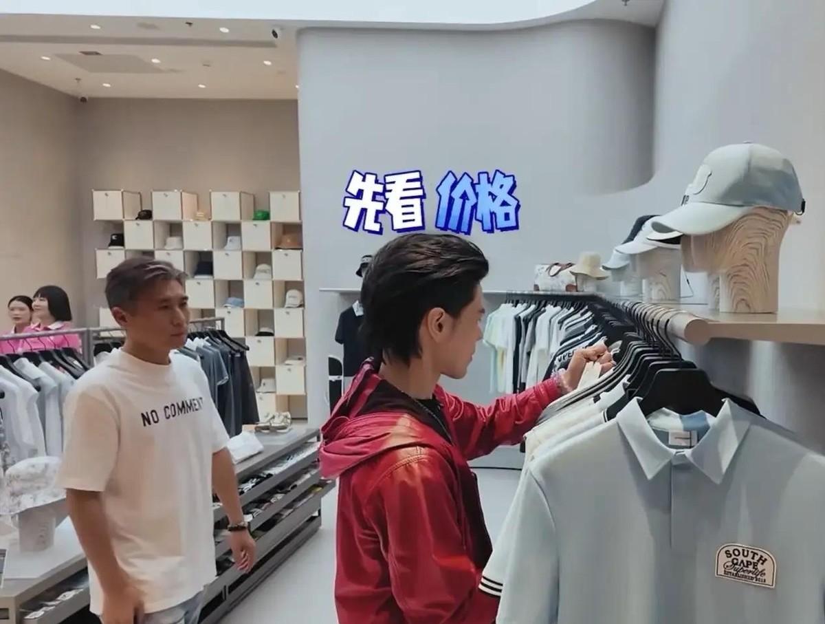 向佐在深圳万象城逛了一圈，看到满楼大牌短袖动辄七八百上千，当场对李乃文和胡军说“
