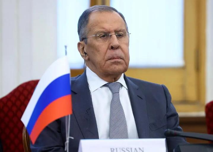 拉夫罗夫一针见血地指出：“为什么大部分背叛自己国家的人喜欢去美国？因为美国本来就