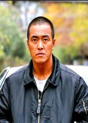 “将军被枪决，演员让他复活。”刷到这条弹幕时，那志东正盯着屏幕里自己饰演的陈宝仓