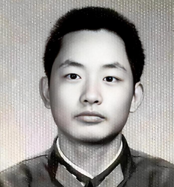 1984年，老山前线。我军一个排长带队在山中巡逻，迎面走来三个穿解放军制服的战士