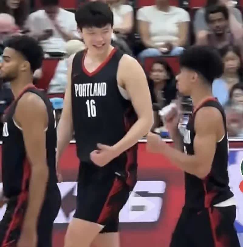 杨瀚森身体天赋完全比不了当年的易建联。但是几场季前赛打下来，杨瀚森有一方面的表现