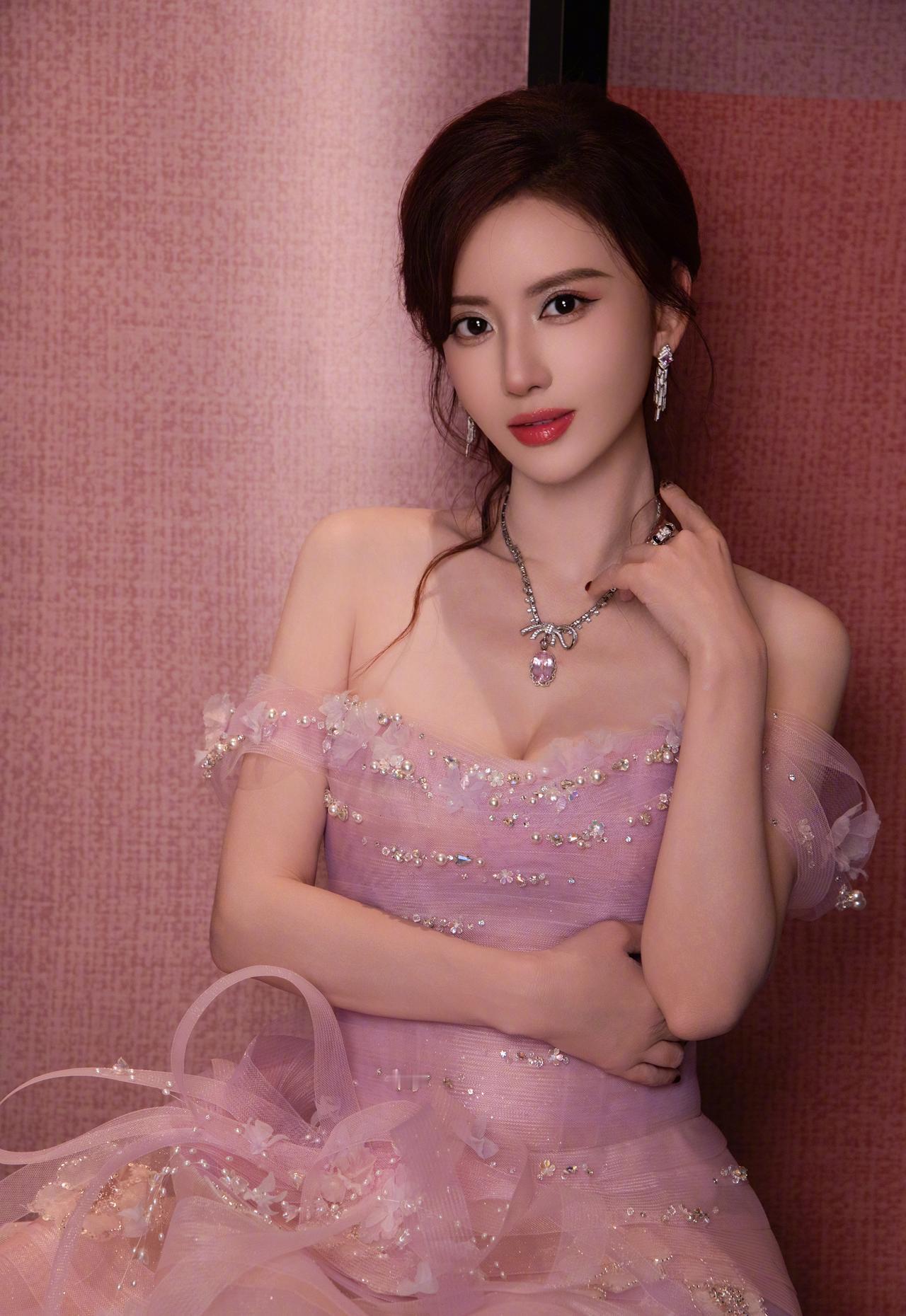 一字肩粉色蓬蓬裙，张萌温柔又明艳