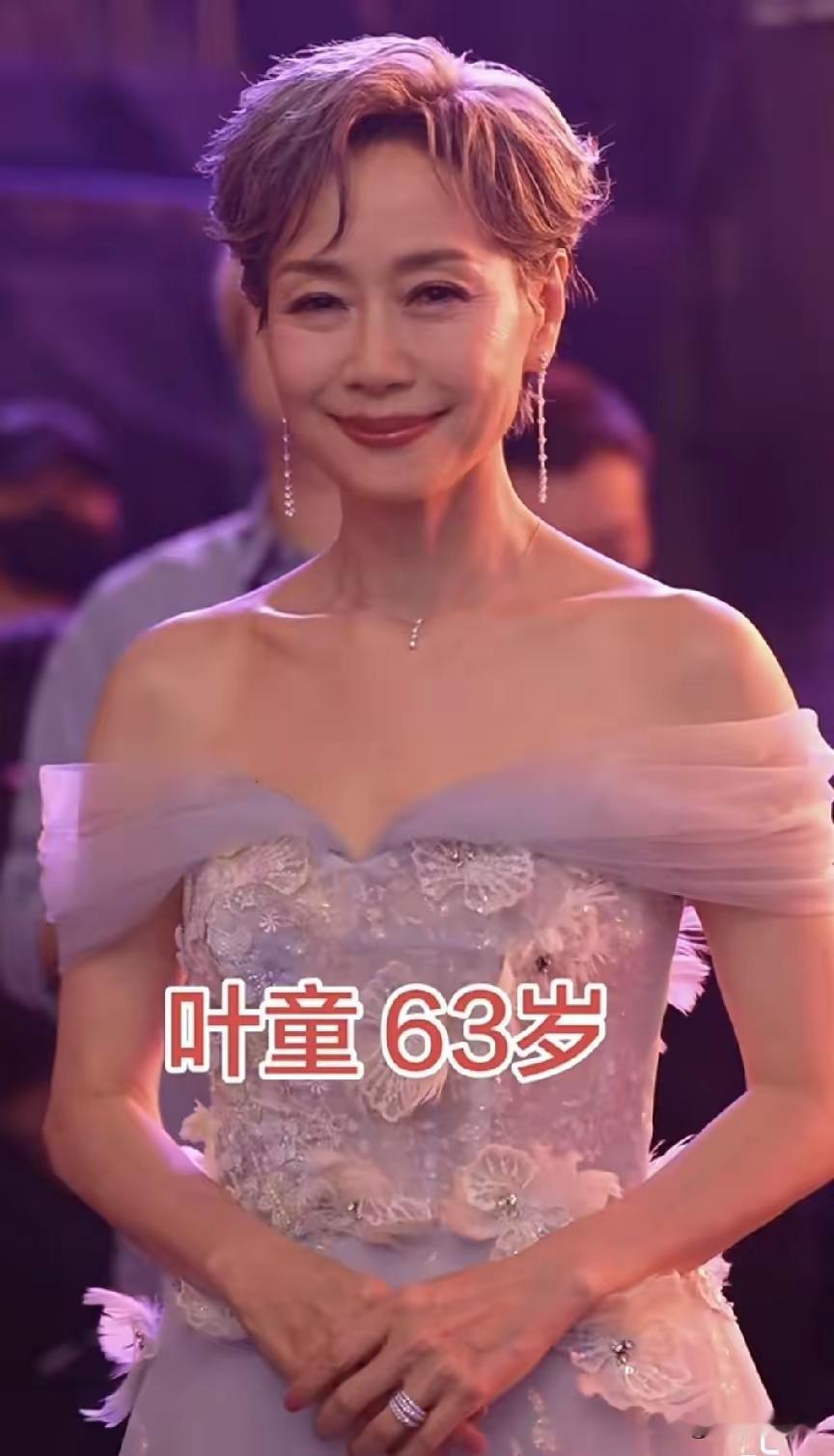 你可以说叶童演技差也可以说她年轻时平平无奇唯独有一点，大家否认不了，那就是她真的越来越好看了。叶童年