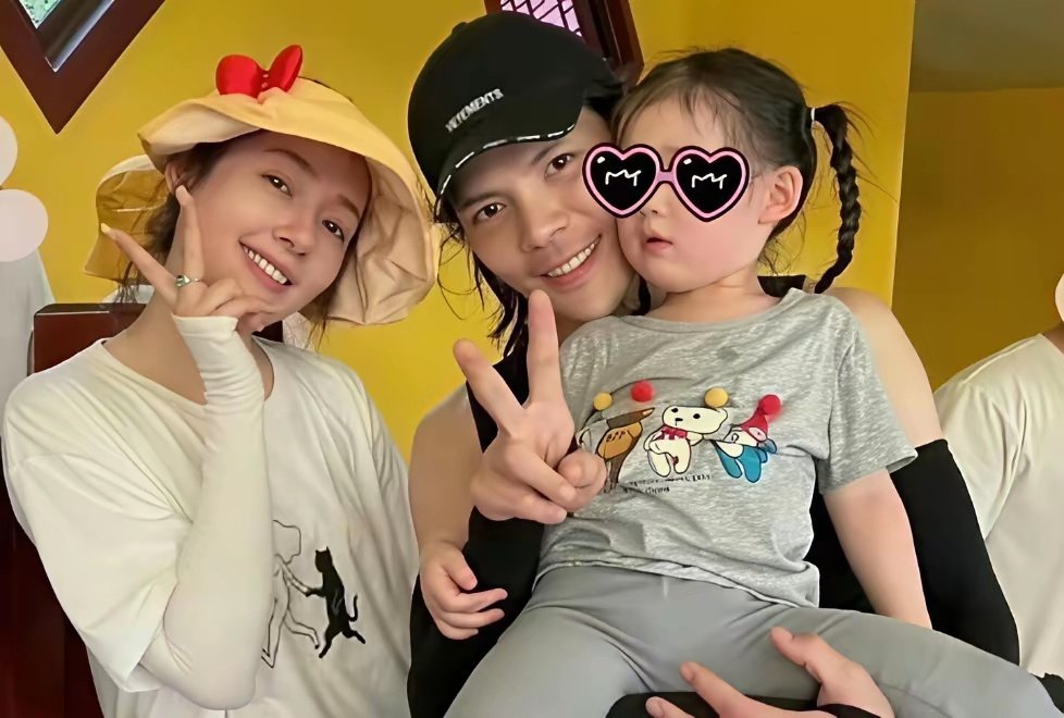 向佐的女儿向芷，这位美丽的小公主，毫无疑问地遗传了母亲郭碧婷的绝美容颜。​