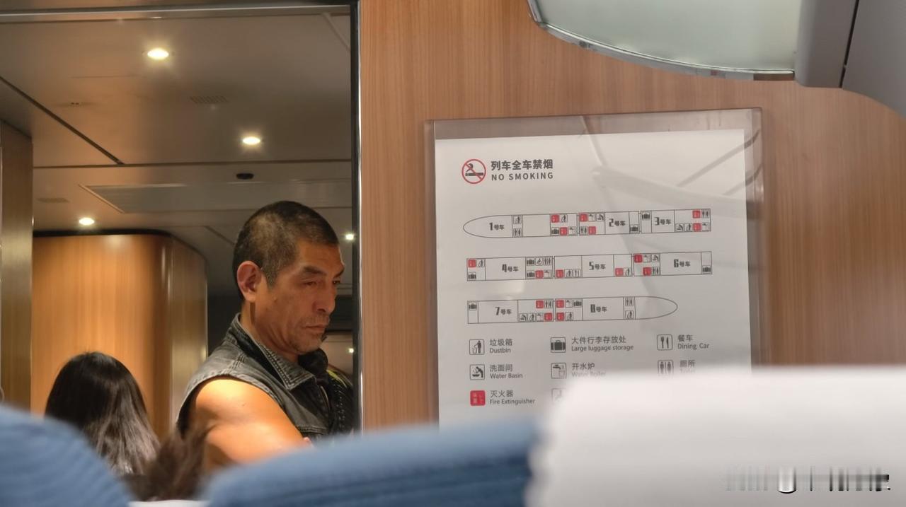 去浙江的高铁上，遇到一个熟悉的面孔，好像是个明星，一时叫不上名字，有没有认识的？