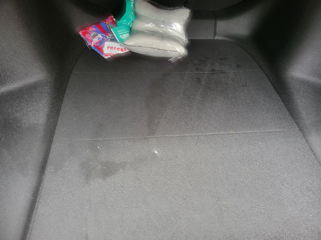 雅阁尊贵新车后备箱进水真的心烦，提了三个月的雅阁，下了一晚上大雨，后备箱都是水