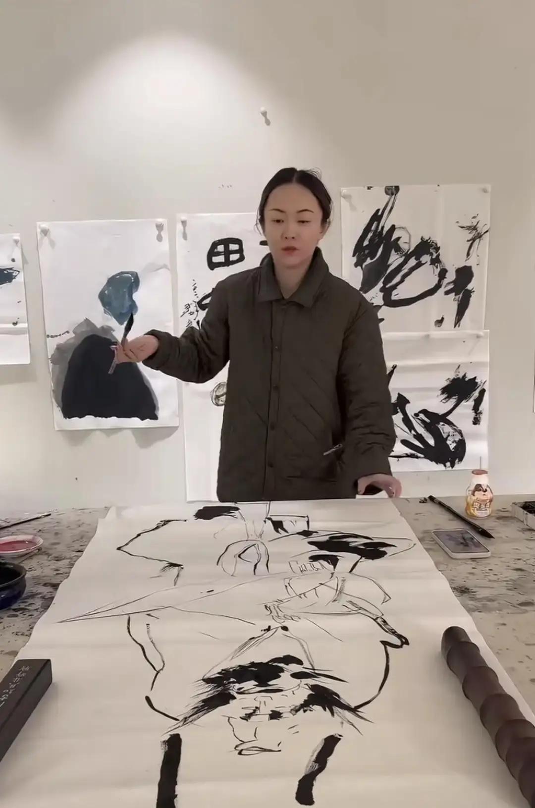 38岁霍思燕不拍戏了，收入反而翻3倍她把北京郊区别墅改成画室，每天直播两小