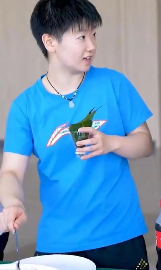 孙颖莎端午节回家陪父母终于可以吃到爸妈做的饭菜啦5月31日端午节，国乒好不容