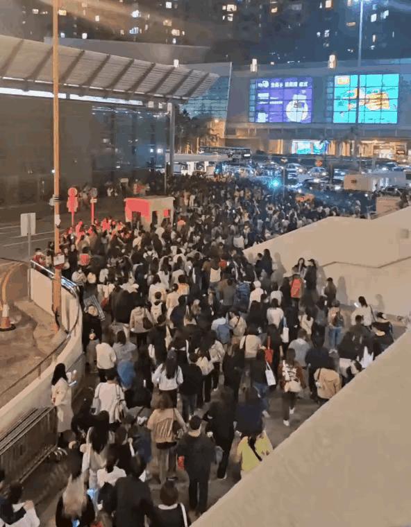 如果她没出场，这座体育馆会在颁奖前就空了一半。这不是夸张。昨晚的决赛，主办方