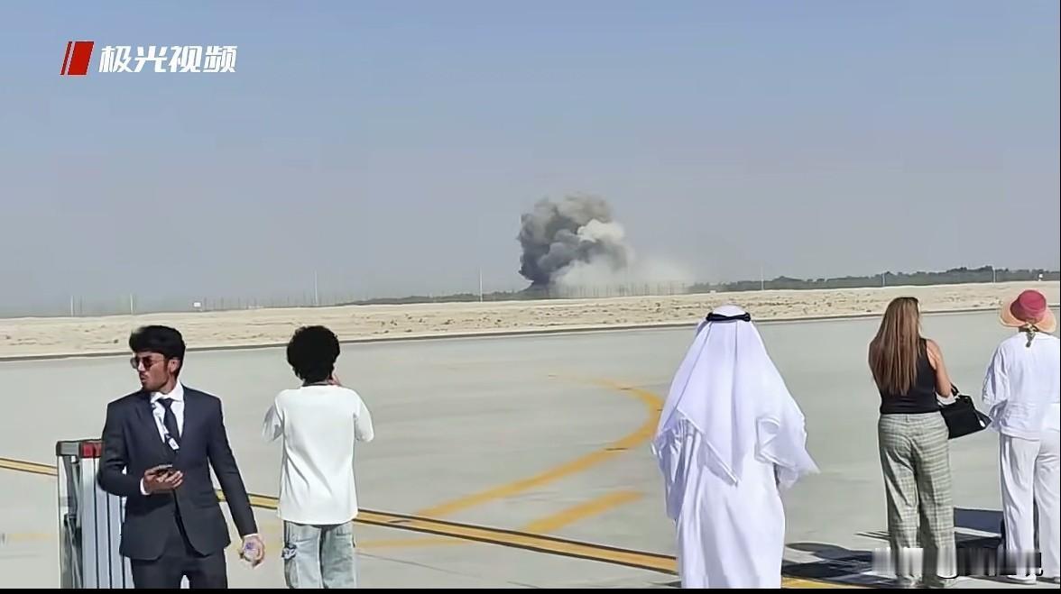 印度这下丢人，可丢大发了。从没见过战机在航展上坠毁的，这给迪拜航展上参观的有钱人