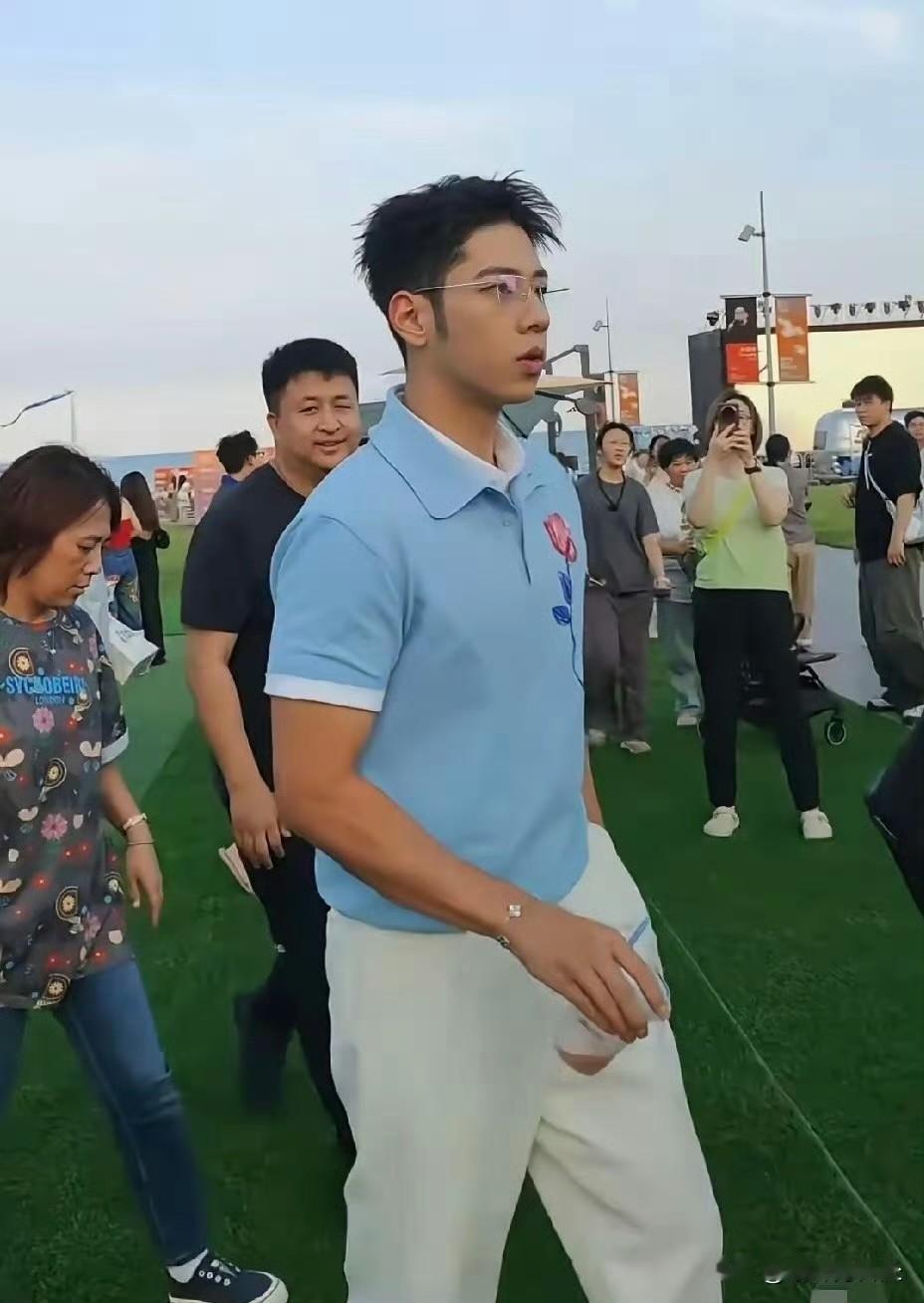 郭涛儿子郭子睿亮相秦皇岛电影周，变化也太大了吧！小时候的模样一点都看不出来了，现