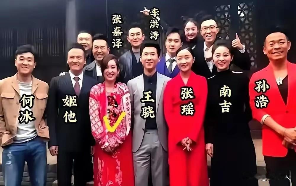 真佩服一种关系：前脚吵得摔剧本走人，让一屋子人吓得大气不敢喘，后脚他拎着白菜猪肉