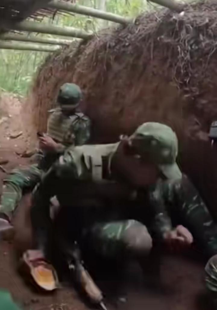 笑屎人，柬埔寨士兵吃饭竟被“炮弹加餐”。柬埔寨士兵正悠哉吃午饭呢，泰国士兵突