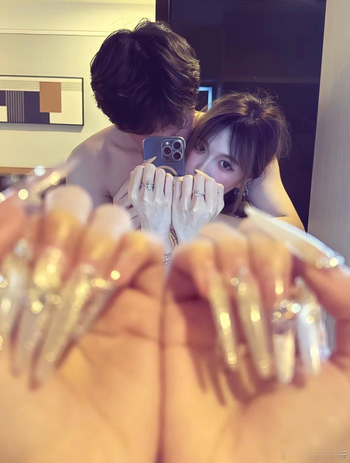 做了新美甲当然要炫耀炫耀