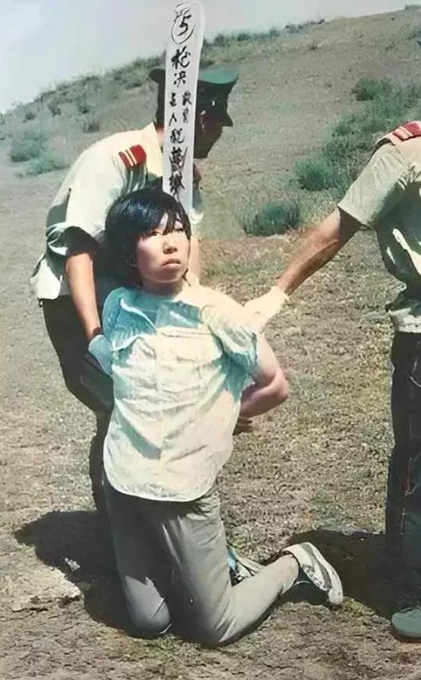 1993年，河南郊外一片荒地。22岁的任雪和好友曹琳琳被五花大绑，跪在黄土上，等