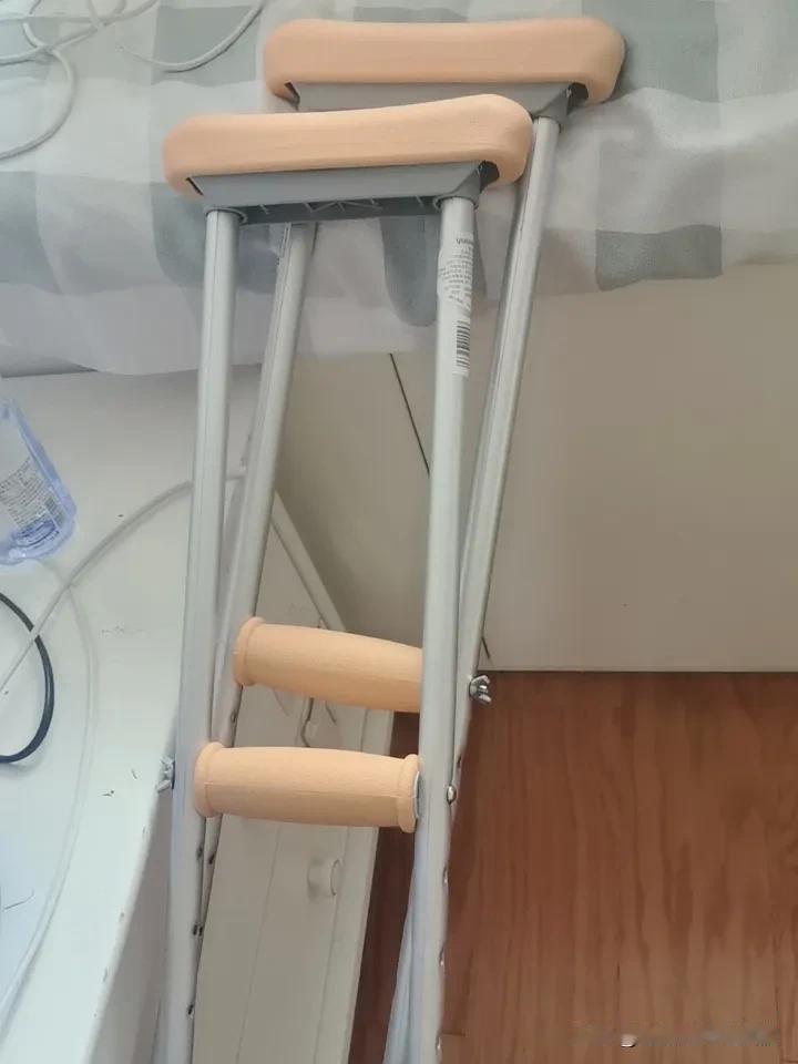 昨天上午我和队友带着儿子去协和医院看骨科。我提前坐地铁去医院，借好了轮椅在医