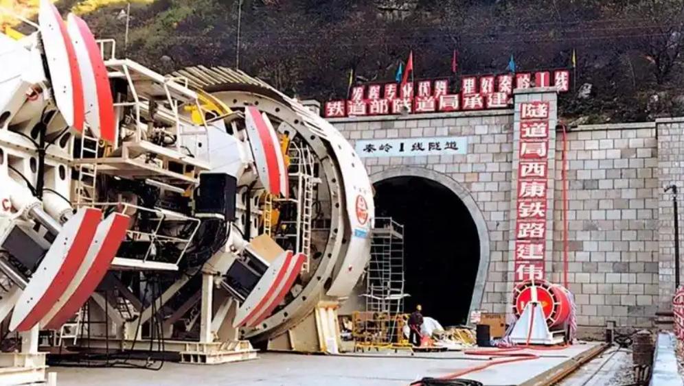 1997年，中国修建秦岭隧道时，找德国购买盾构机，德国鼻孔朝天：3.5亿一台，爱
