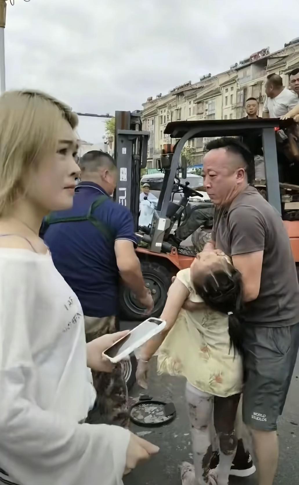 安徽广德车祸，肇事女司机的闺蜜，被全网骂惨了！女司机明明是低头捡掉落的手机，将电