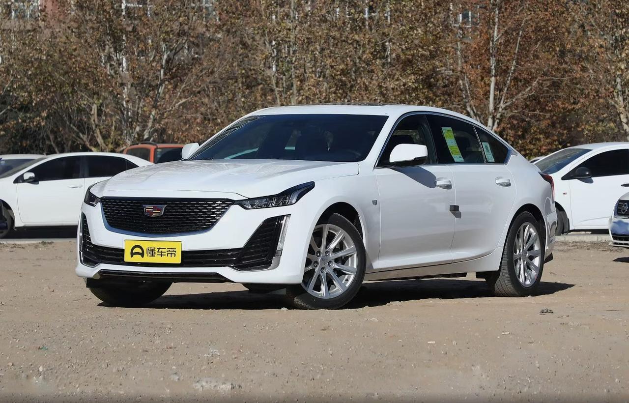 周末陪表弟去看车，他一眼相中了停车场里那台银色凯迪拉克CT5，问我："哥，这车二