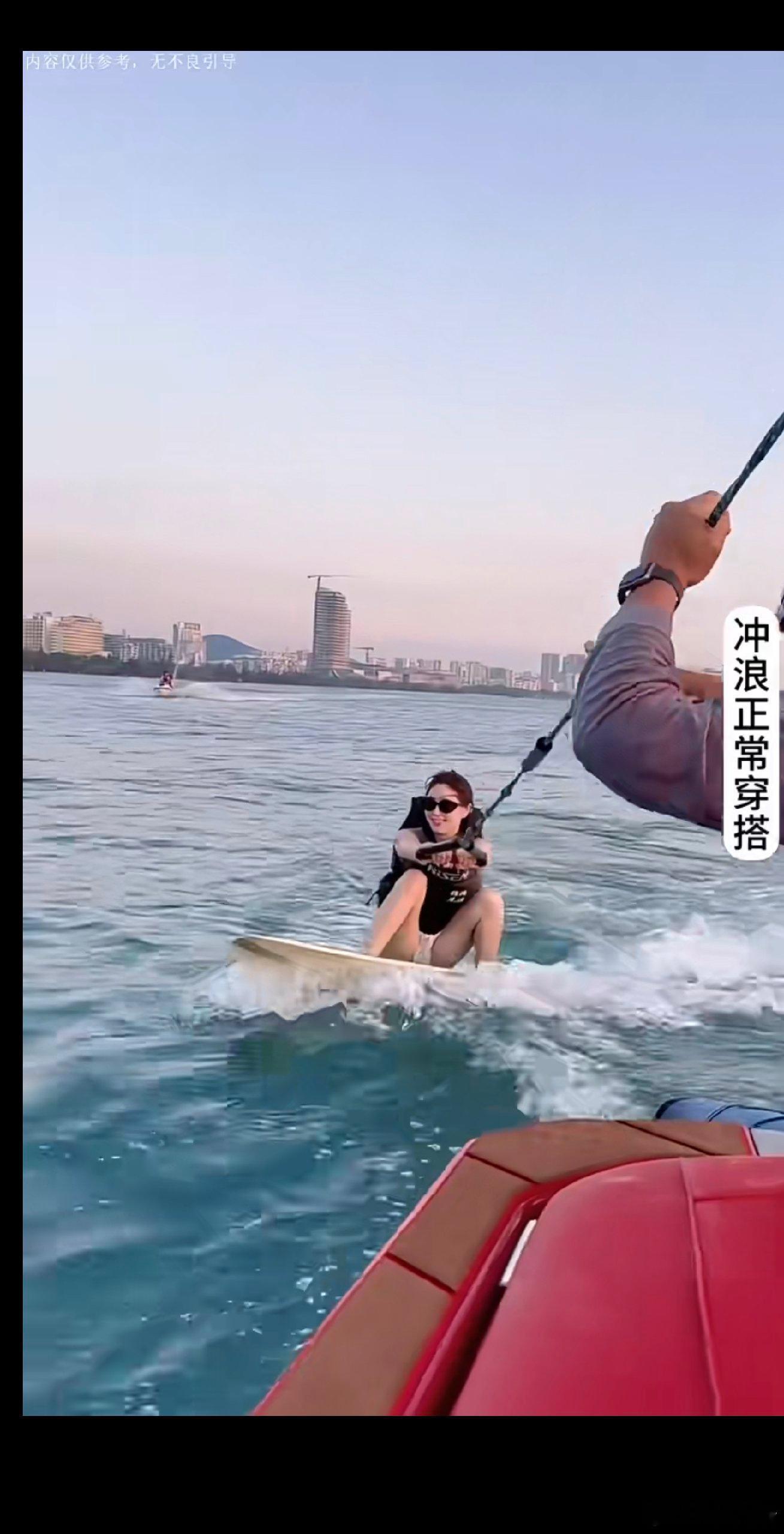 冲浪的小姐姐！​​​