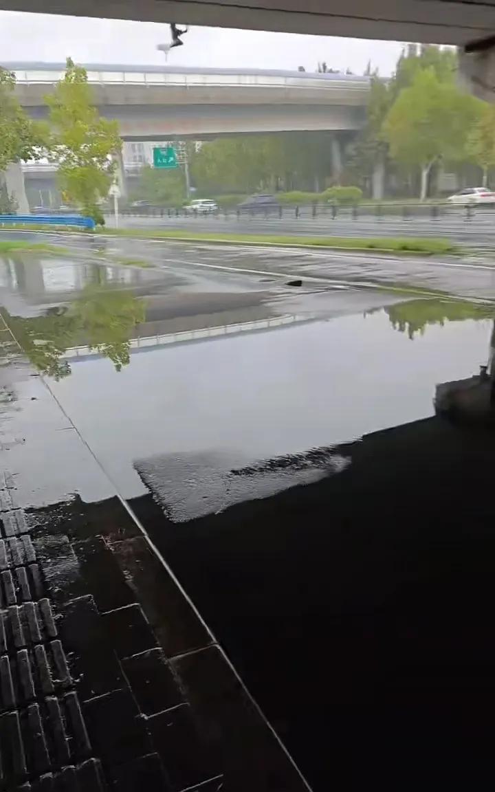 郑州这鬼天气，真的是越来越让人摸不着头脑了。以前九月份，顶多是凉快点，偶尔下一场