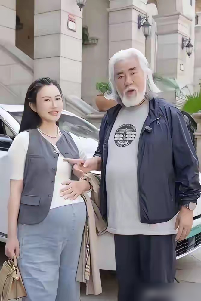 张纪中跟张艺谋，俩人加起来快一百五了，娶的老婆都比自己小31岁。一个说不听不看，一个干脆装哑巴。底下