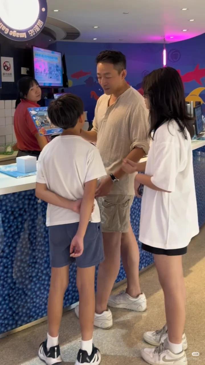 反正汪是真的爱孩子，每次都是为了孩子，现在也确实为孩子付出各种。以前大s在的