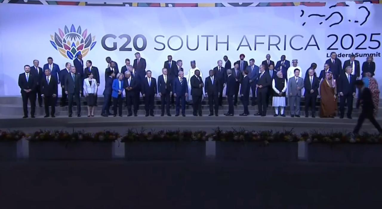 意大利女总理拍南非G20大合影，估计是不满意站位安排，别人鼓掌她站着不动，脸上也