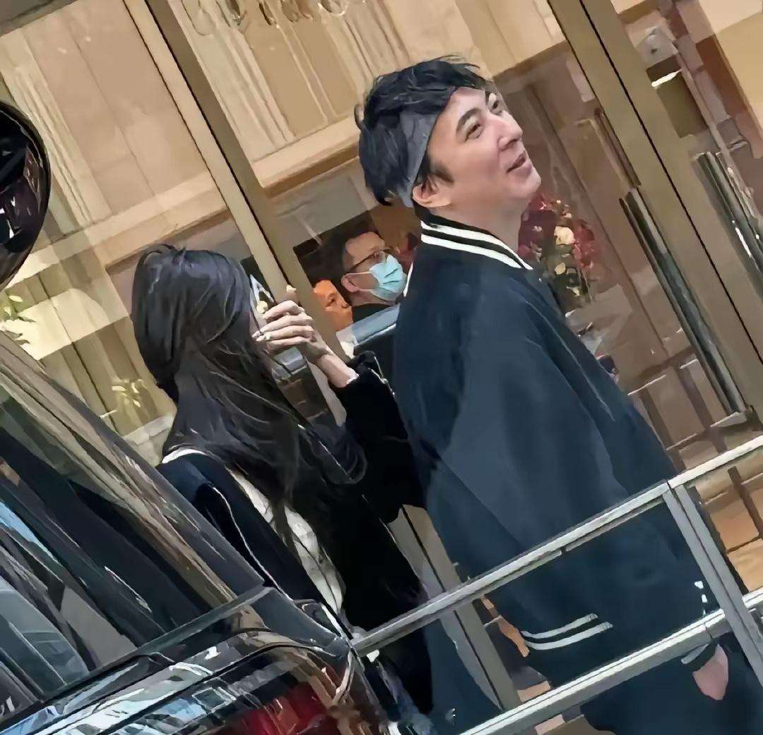 王思聪又跑香港去了，看着有点老，头发稀疏。