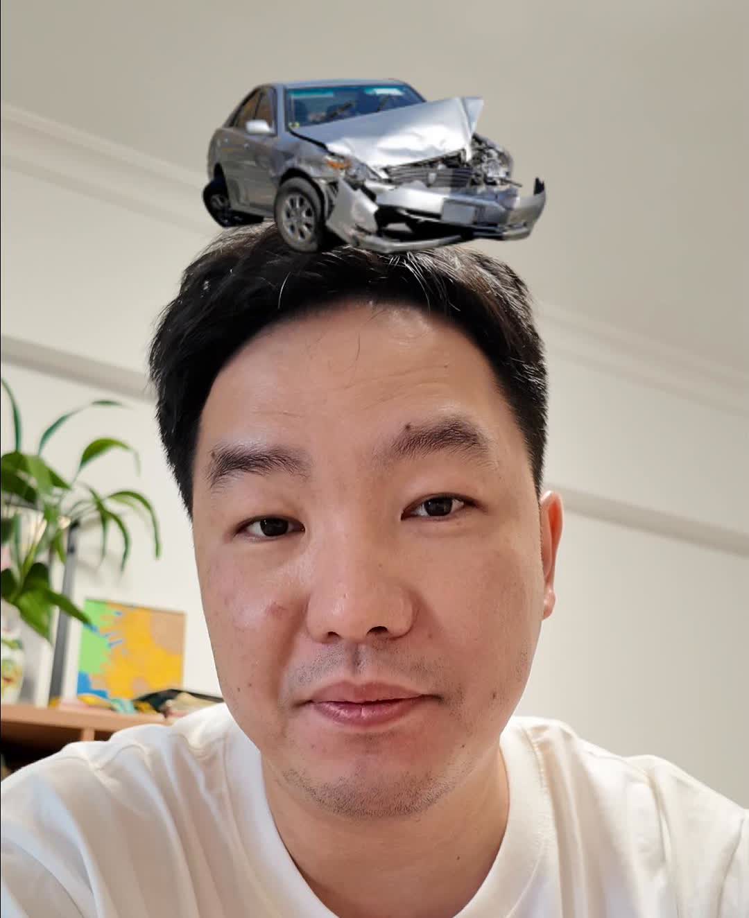 领克09交通事故见真章。追尾整个屁股都没了，这个车完全都撞稀巴烂了，可想而知