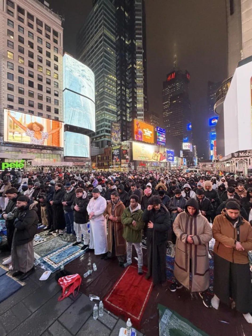 你能想象这是昨晚的纽约时代广场的场景吗？纽约已经不再是美国人的纽约了，在民主