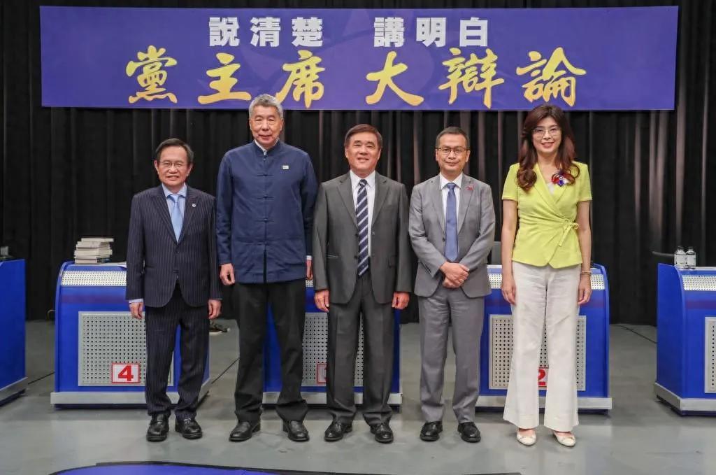 【热点评述】终场辩论结束了，在辩论局势方面，郑丽文获胜了，郝龙斌越来越处于被动状