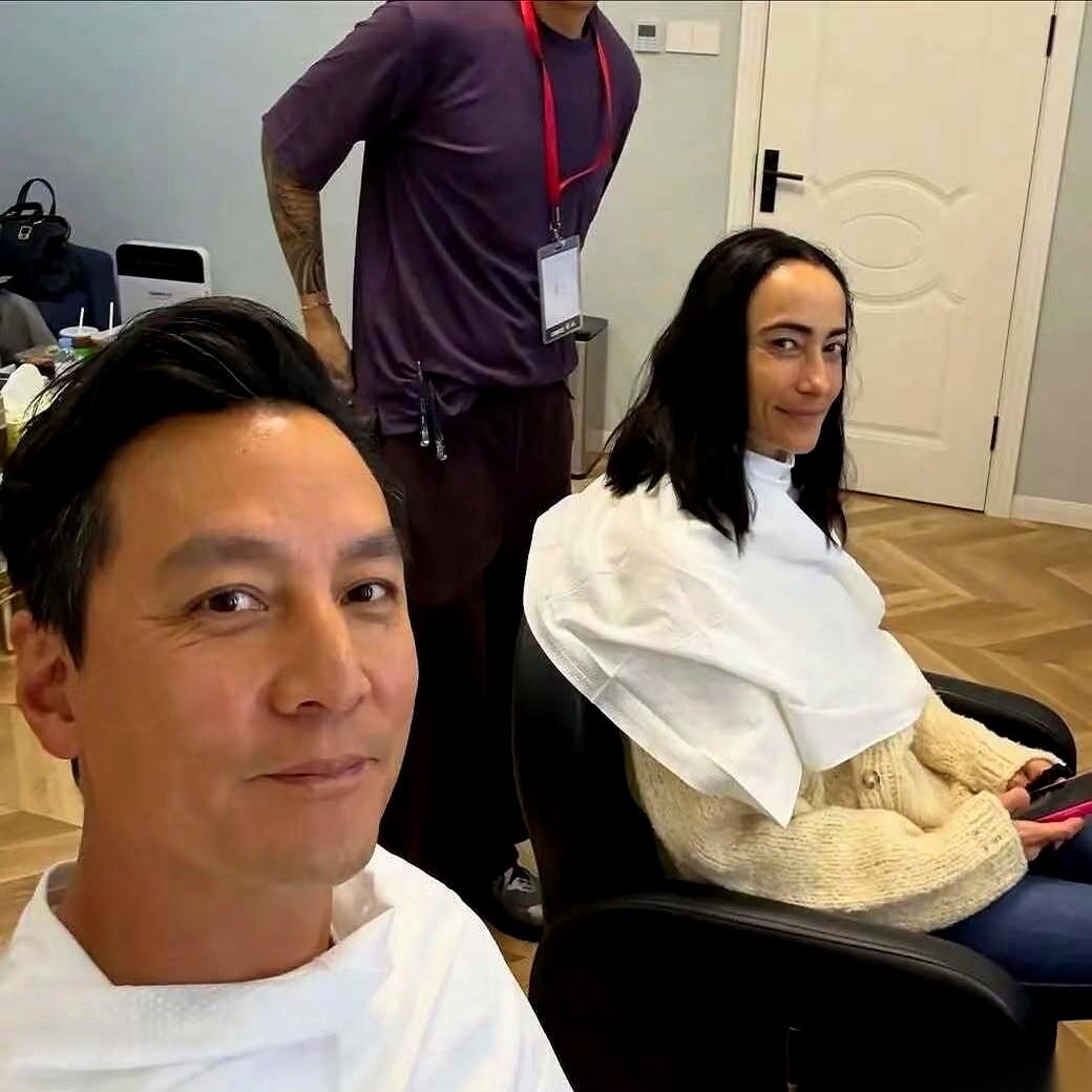 吴彦祖前脚教英语、卖咖啡，后脚他老婆Lisa也宣布复出。网上瞬间就炸了，风向出