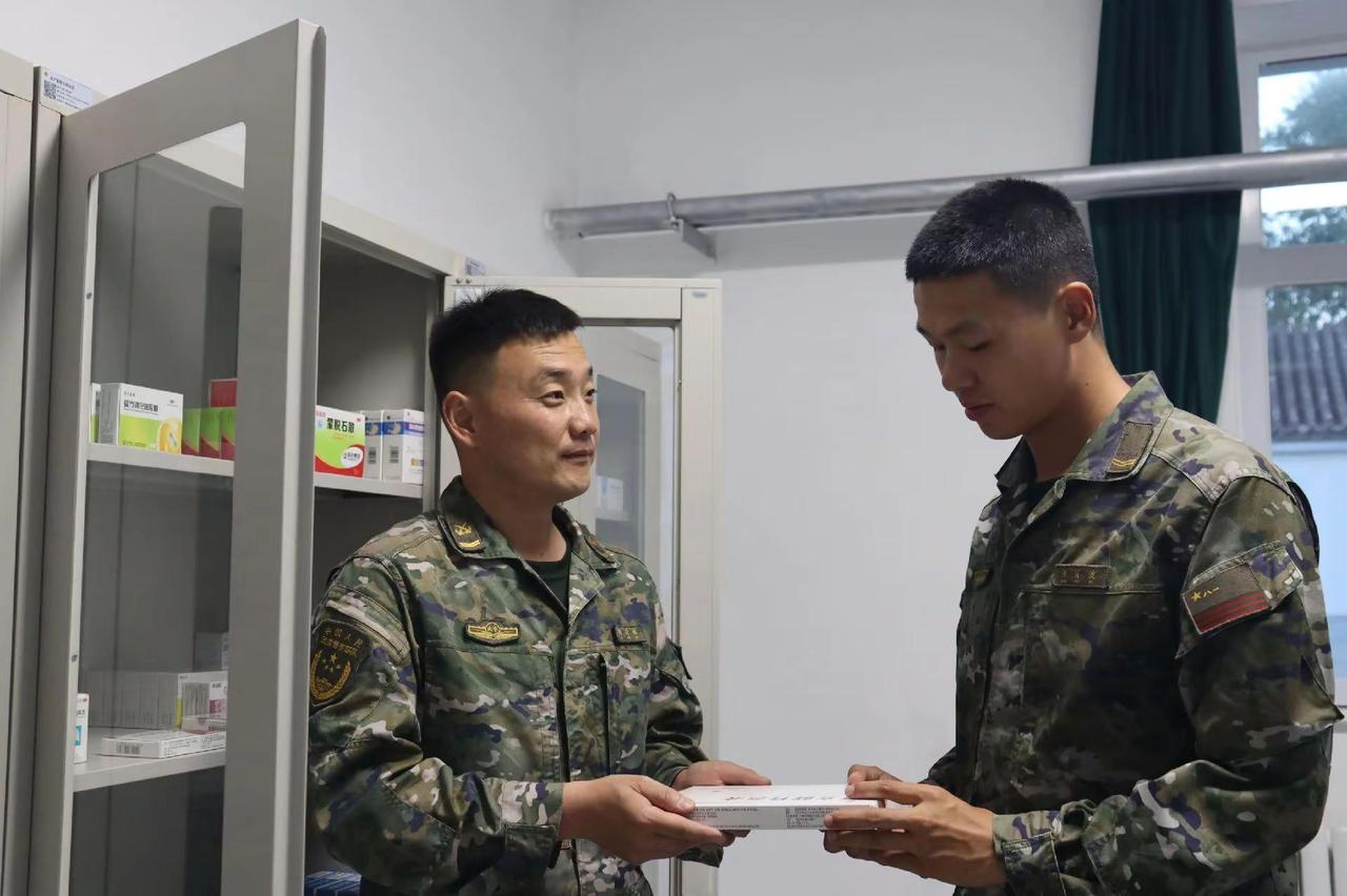 退伍季。12.1北京武警总队驼铃声再次在军营回荡意味着退伍老兵将完成任务告别军旅