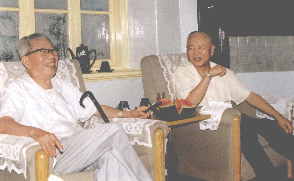 刘华清上将看望老首长开国上将宋任穷。抗日战争爆发，刘华清在129师司令部担任秘书