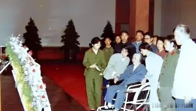 1979年9月，贺子珍终于来到了北京，还去了毛主席纪念堂。行动不便的贺子珍坐着轮