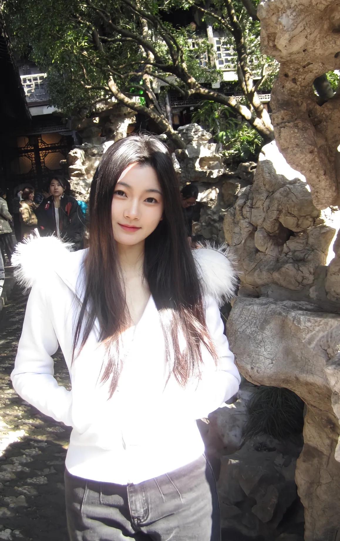 阳光洒在古风园林，少女微笑如花