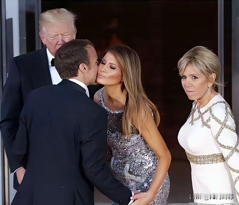 这张照片拍摄的非常传神，每个人脸上表情都不太一样，间接反映了每个人不同的心态，小