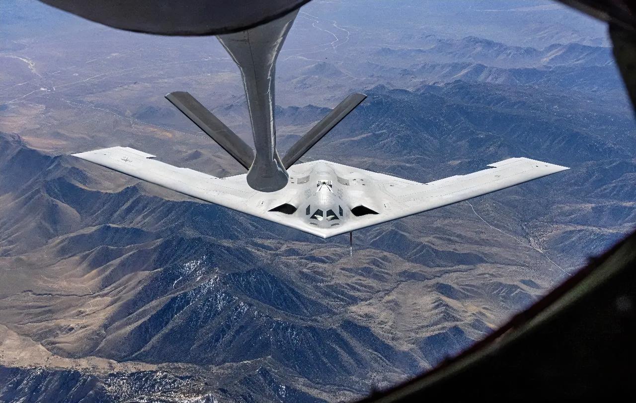 美军又发布B-21轰炸机空中加油的空对空照片了。这张照片的视角来自加油机的操作员