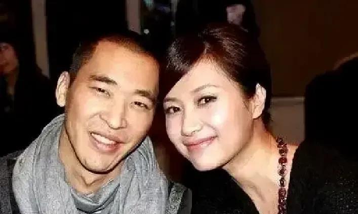 听说过吗？一个作家被房东堵着要房租。给他递钥匙的是刚分手的前女友。不是余情