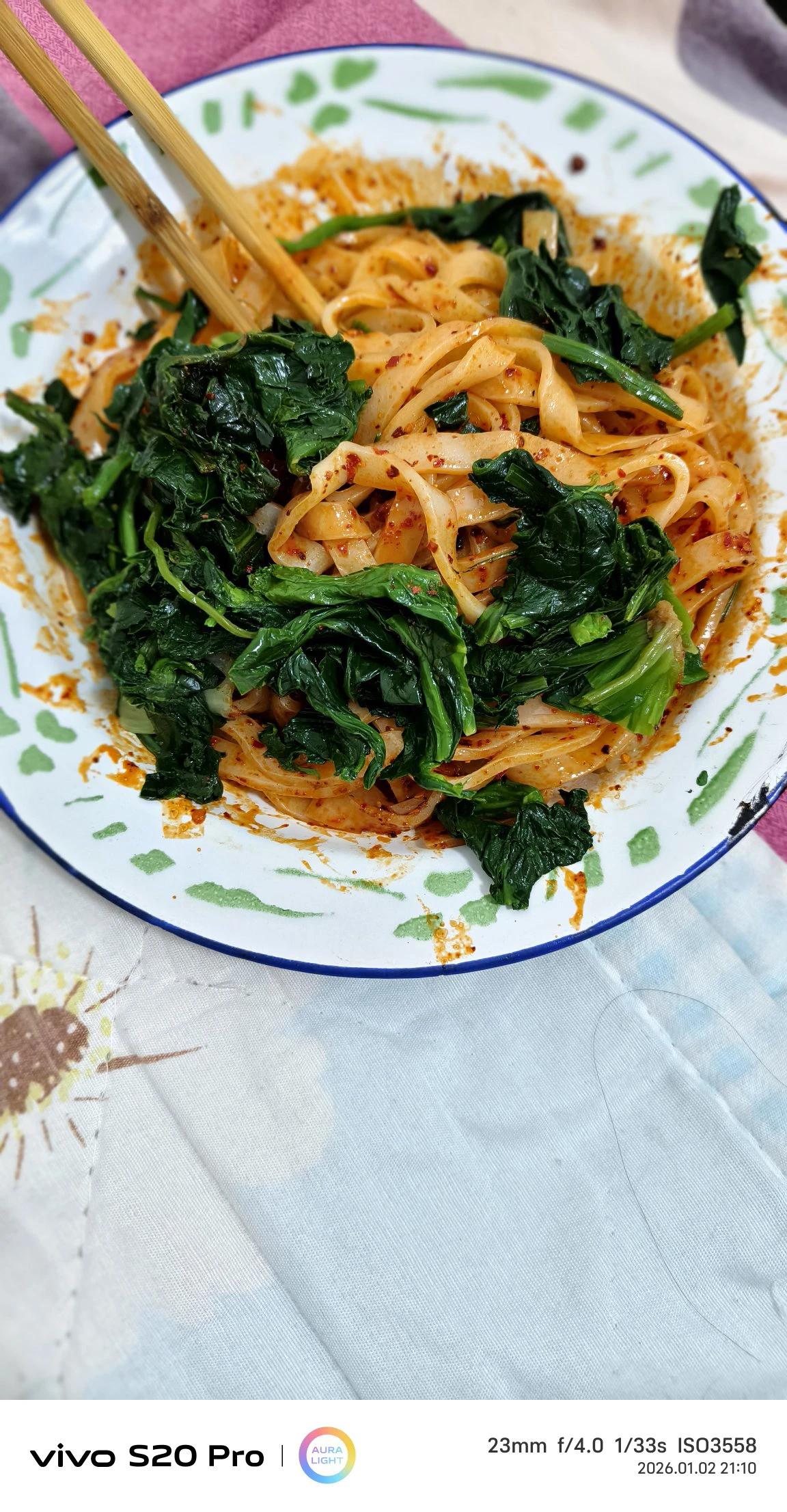 我这人不管一年四季只要是晚上我就爱吃凉面，凉搅团，凉皮。其实吃的是饭，在我的