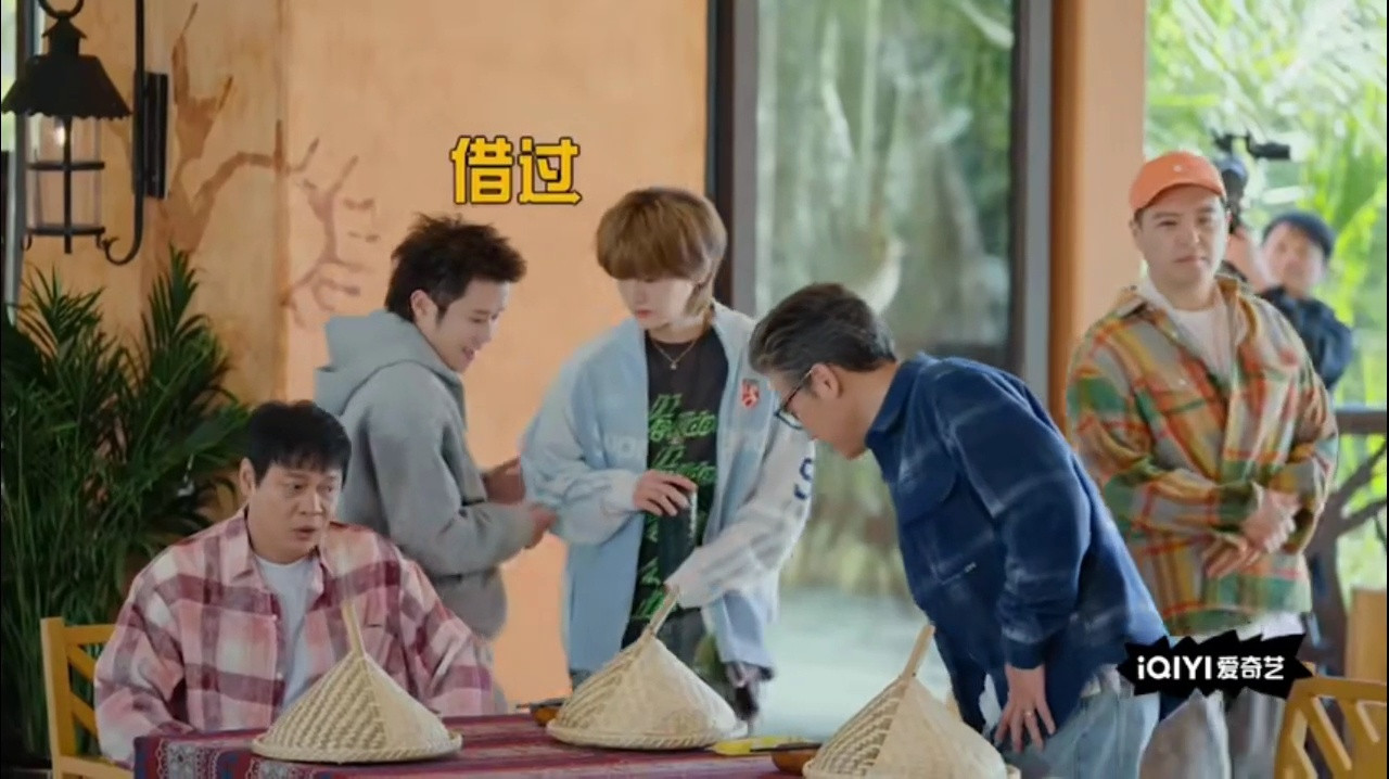 王勉抢鹿晗座位那刻，鹿晗的反应太戳人了——没抢回来，就那样萌萌地笑，眼睛弯成月牙