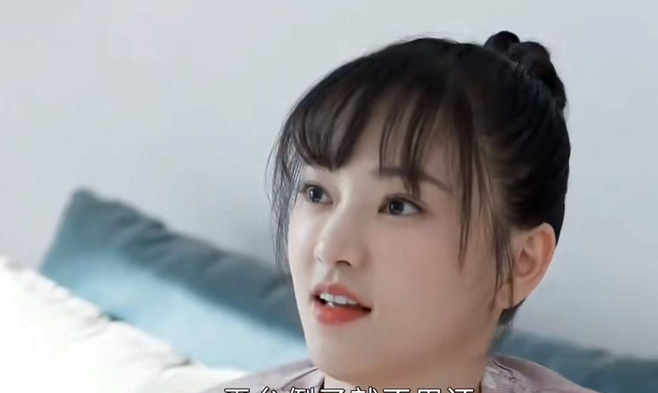 这是那个什么大学的校花黄灿灿吧没想到她越来越漂亮了而且演技真的很好呀是不是