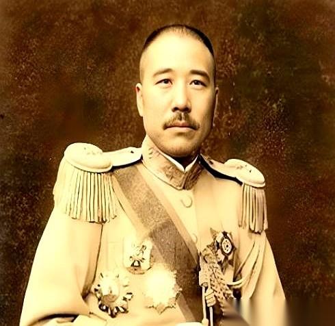 提笔要杀人，那个“毙”字儿，不会写。想了半天，改打二百军棍吧，结果“棍”字……