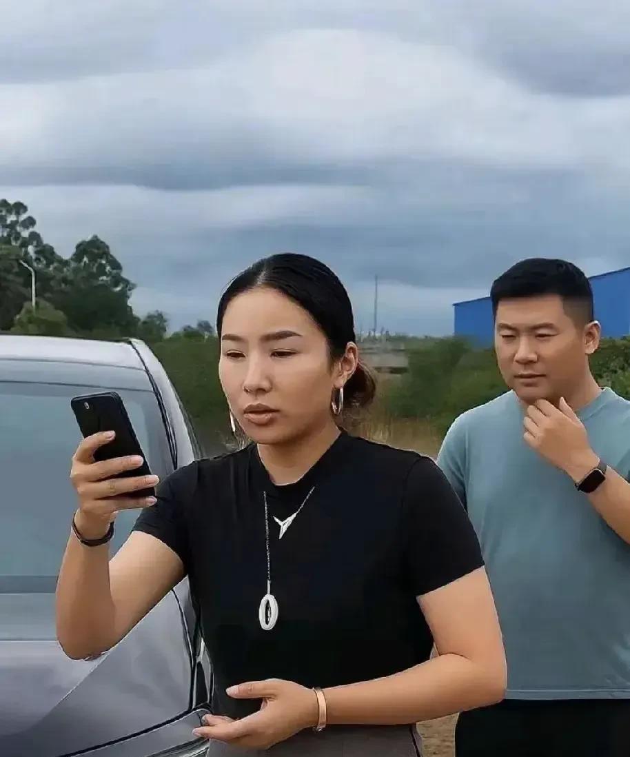 她俩长得确实也不是很像，广西辟谣平台也发文了，说是谣言。她是谁，真的这么难查吗
