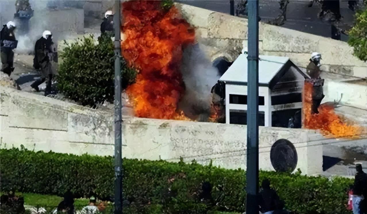 火烧靖国神社的刘强，回国后被单位开除，妻子离婚，后来怎样了？ 2014年，在